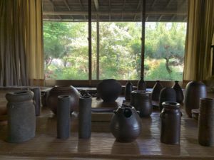 あかいハートのおはな、みどりの葉っぱ、しずかにオープン